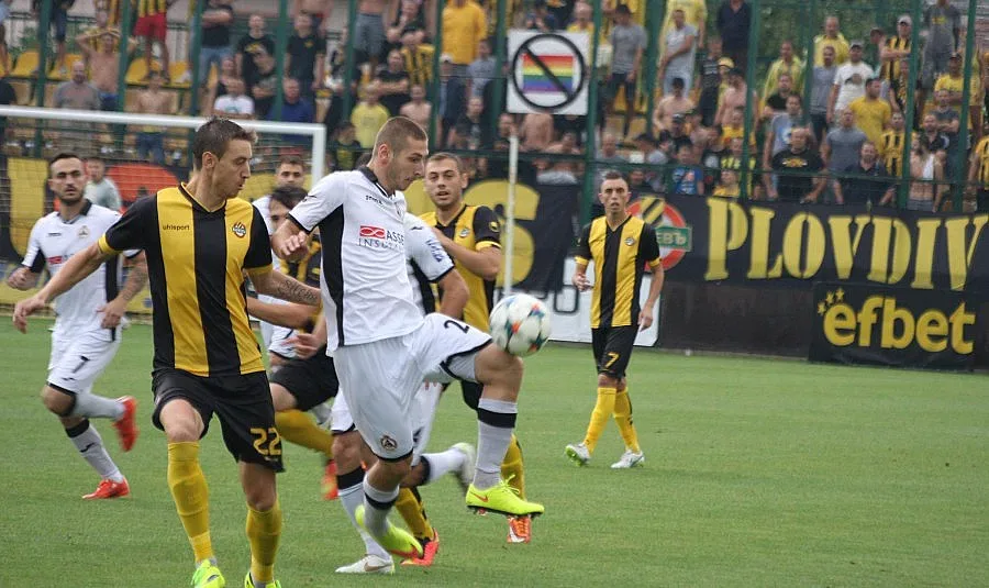 Косъма оскуба "канарите"