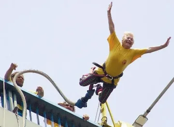 Баба скочи с бънджи от 192 м