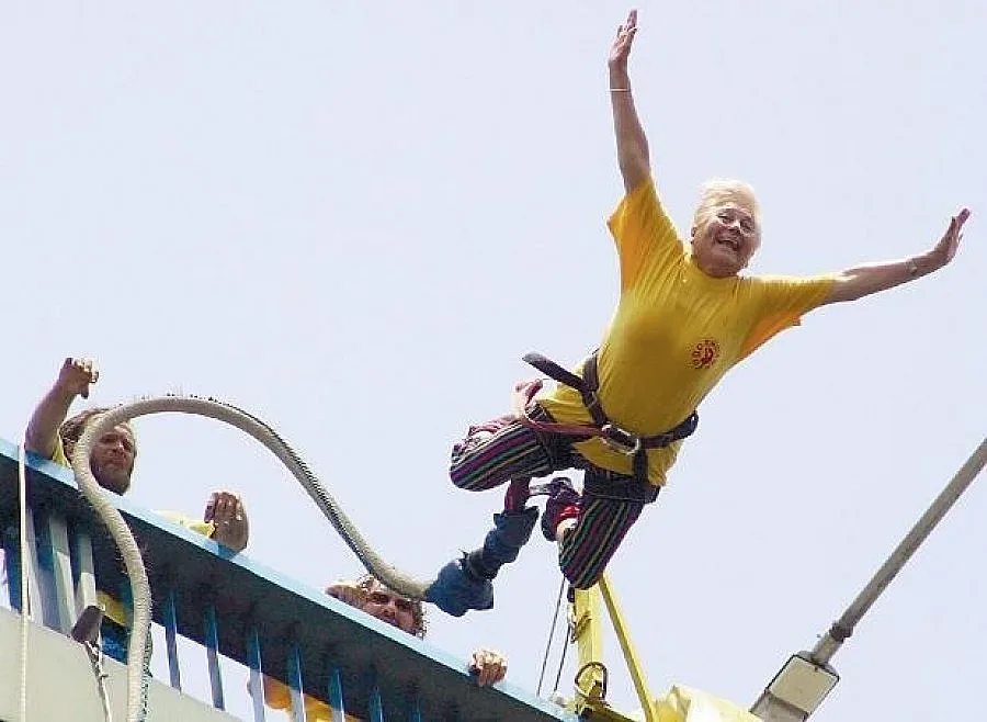 Баба скочи с бънджи от 192 м