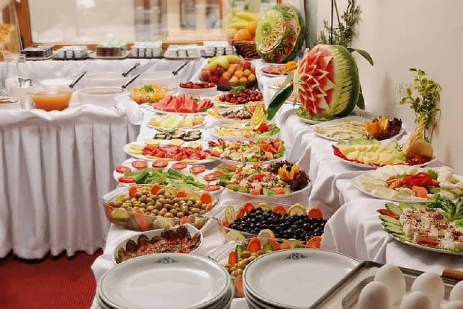 Над 450 души яли заедно с натровените македонци