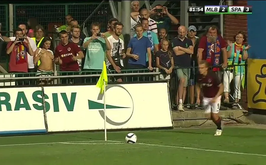 Фенка надъхва с гърди на мач (ВИДЕО)