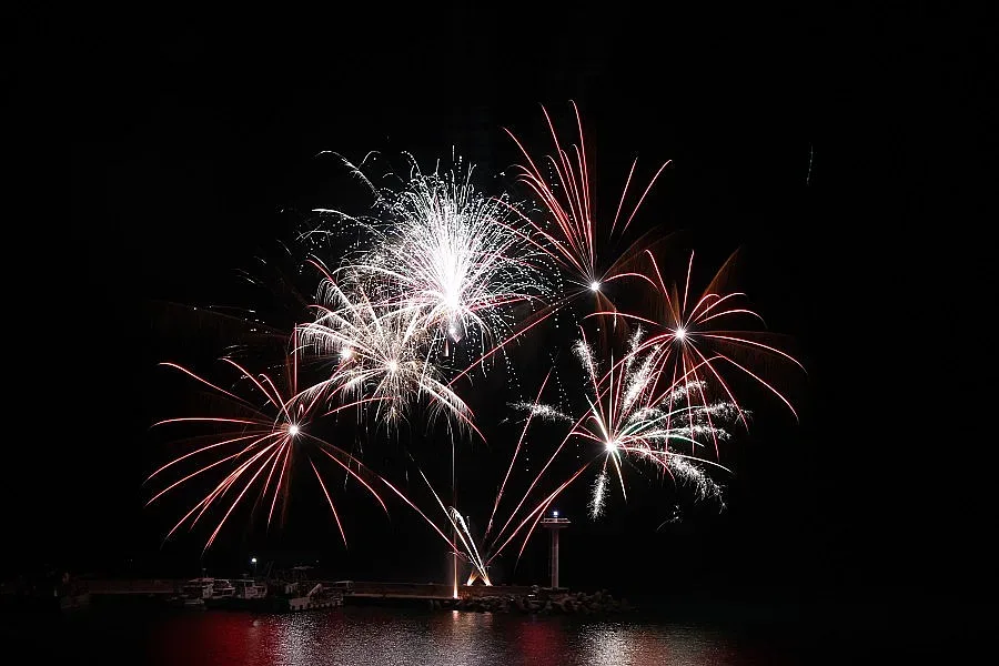 Тигрови опашки в небето над Каварна