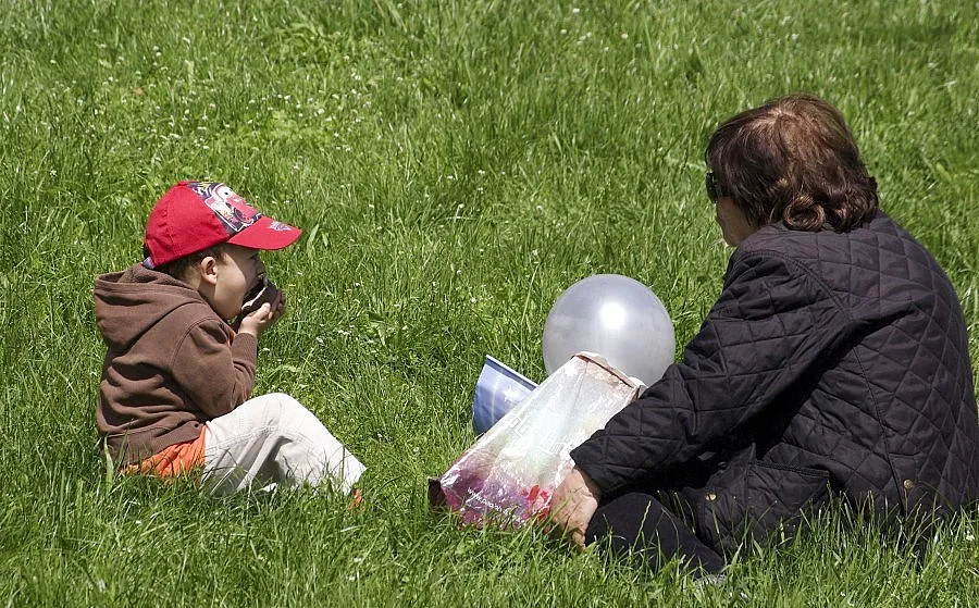 Стаж за гледане на болно внуче