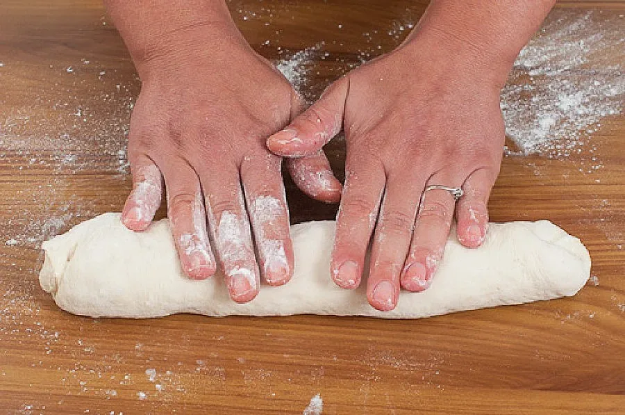 Деца месят хляб в музея