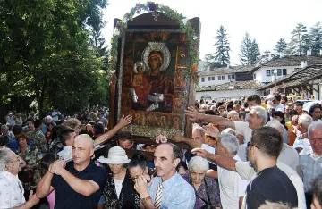 Патриарх Неофит води шествието с Троеручица 