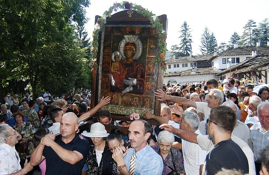 Патриарх Неофит води шествието с Троеручица 
