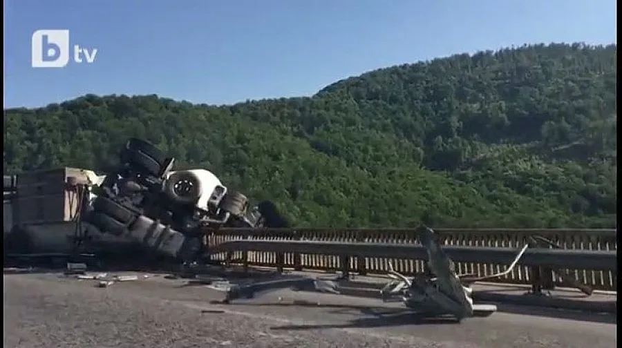 Кран спаси шофьор от 128-метрова пропаст