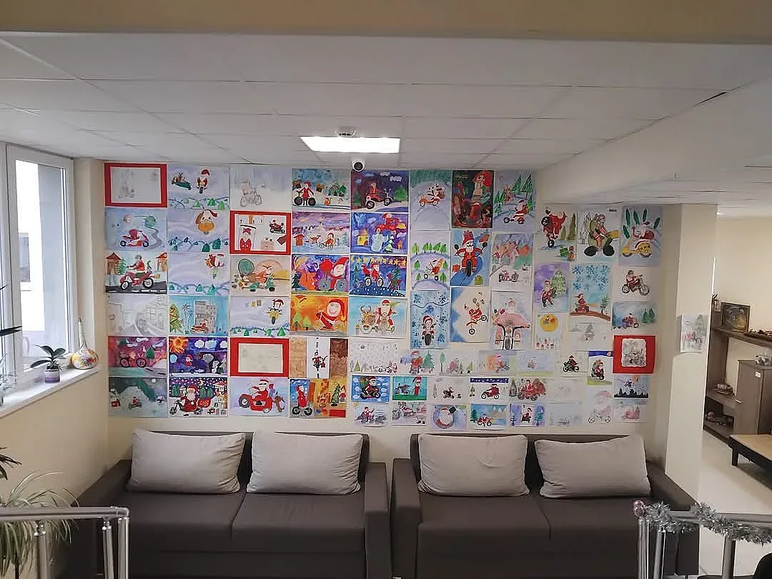 351 деца нарисуваха представата си за Дядо Коледа не в шейна, а яхнал мотор