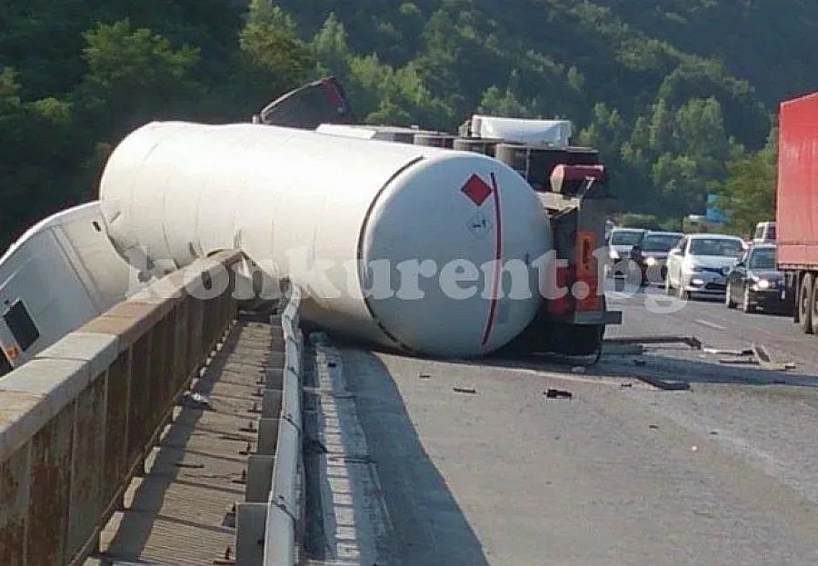 Цистерна с газ надвисна над пропаст, чудо спаси шофьора