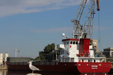 Пристанище Варна прие чисто нов кораб (СНИМКИ)