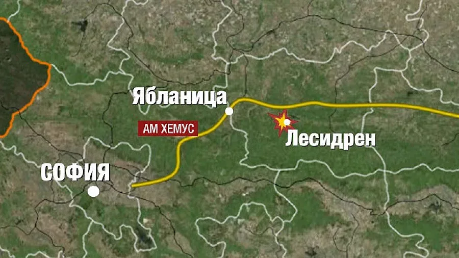 Джигит премаза две деца в гонка (ОБЗОР)