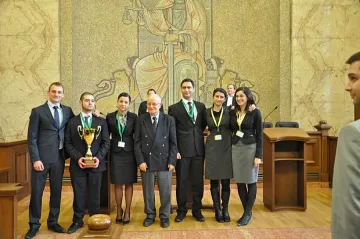 УНСС с приз по право