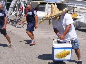 Глобяват за храна стопаните на плажа