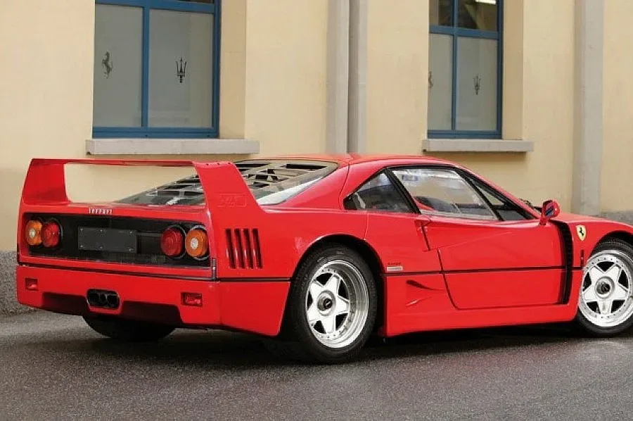 Продадоха Ferrari F40 за 1,12 млн. евро
