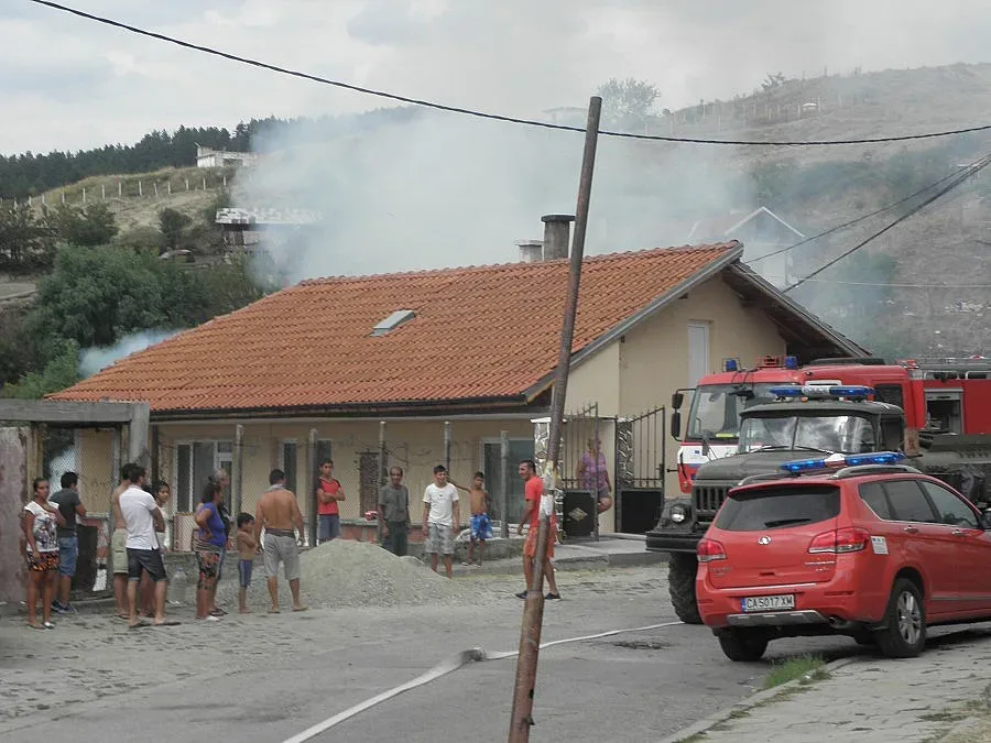 Пламна къща до жилищен блок в Благоевград