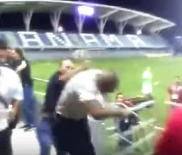 Сензация от Мондиала се млати с делегат (ВИДЕО)