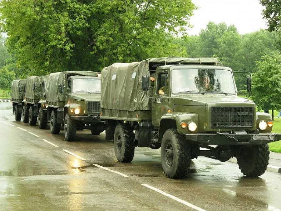 Военна техника запушва пътя за морето