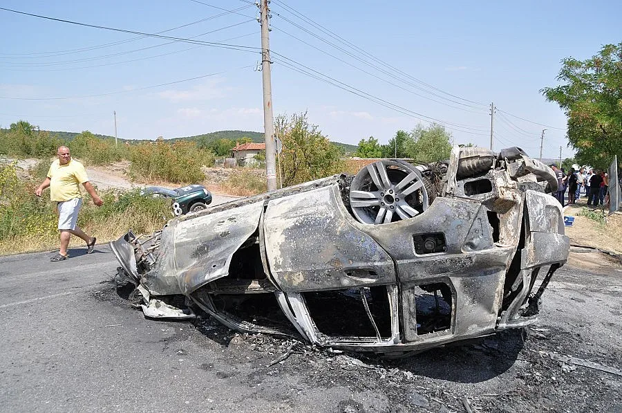 Кметски син на косъм от огнена клада на пътя