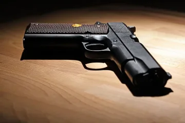 Баща възпитавал дъщеря си с пистолет