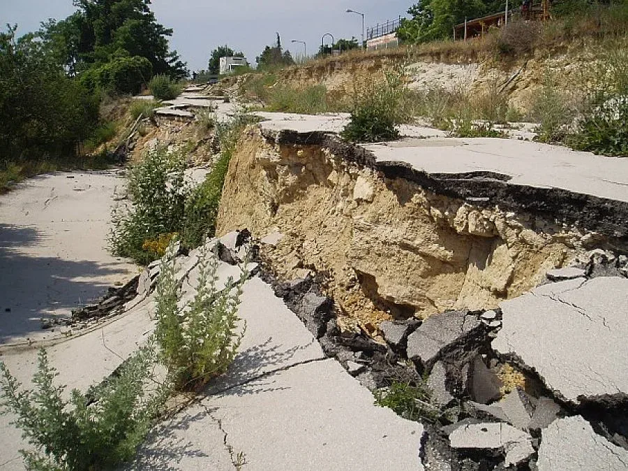 Свлачище затрупа десетки души в Китай