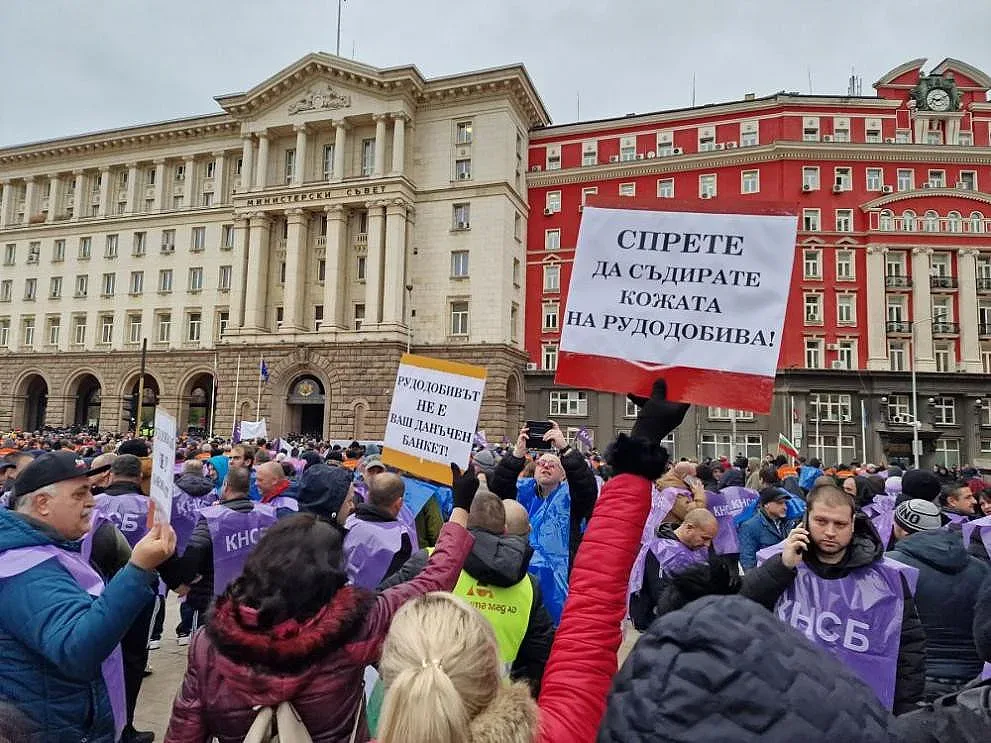 Бюджет 2025: Пицата е обещана, търси се саламът