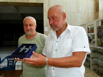 Овчаров показа уникален оловен кръст