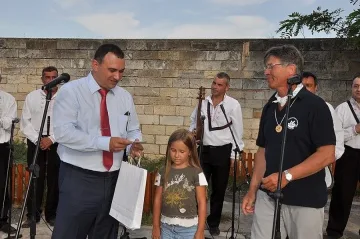 Кметът на Видин награди най-малката участничка в дунавската регата