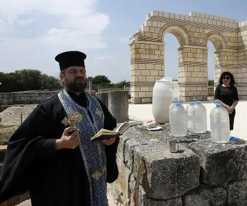 Миряни и свещеници в треска за жива вода