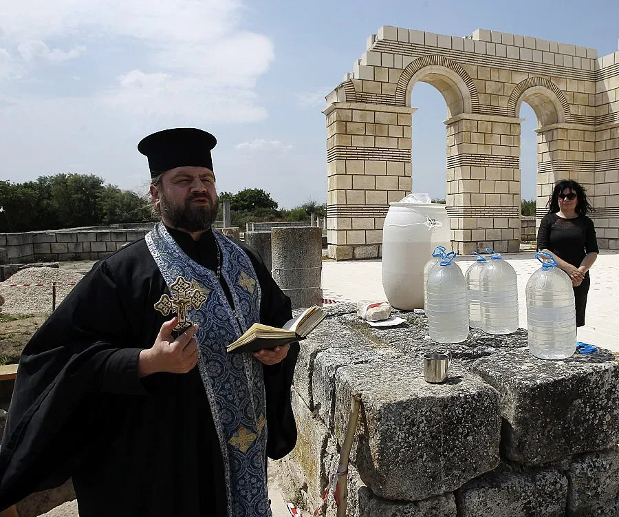Миряни и свещеници в треска за жива вода