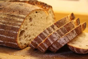 Месят хляб в черква