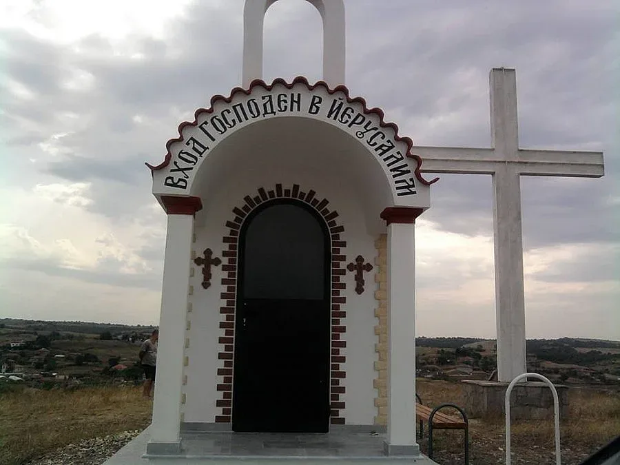 Храм отваря врати кръст на входа на Йерусалимово