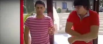 Муха танцува брейк в клип на бургазлии