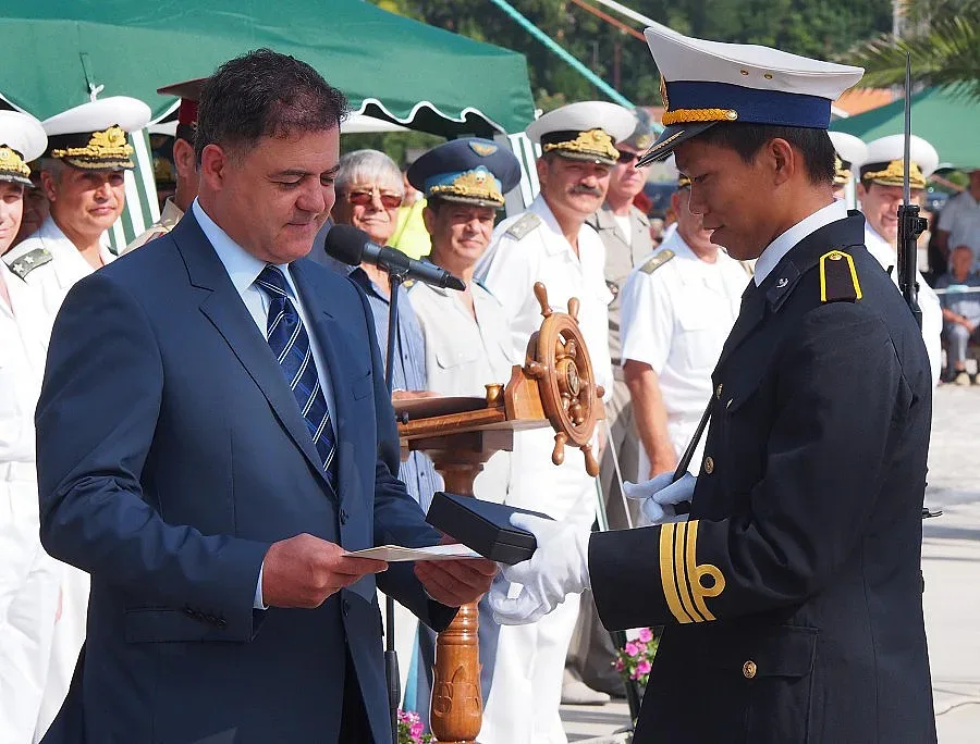 Ненчев раздаде нови пагони