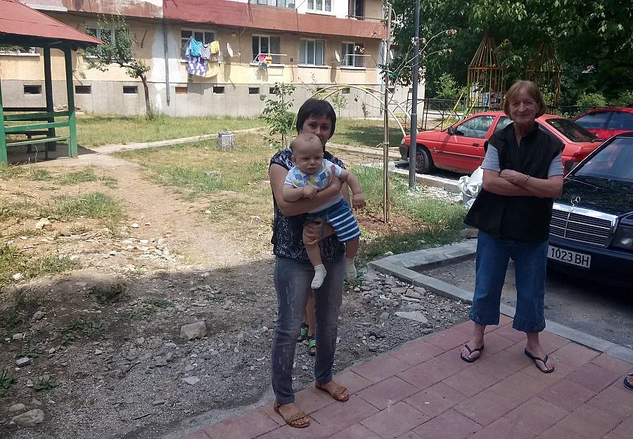 Кметът на Лъки съсипва детски площадки,  майки недоволстват