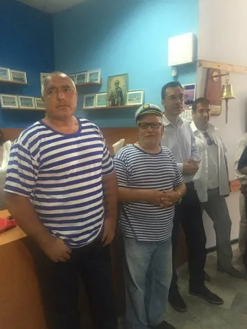 Бойко Борисов откри Клуб на моряка облечен с моряшка тениска