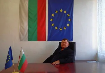 Селски кмет дарява заплатата си на нуждаещи над 1 г.
