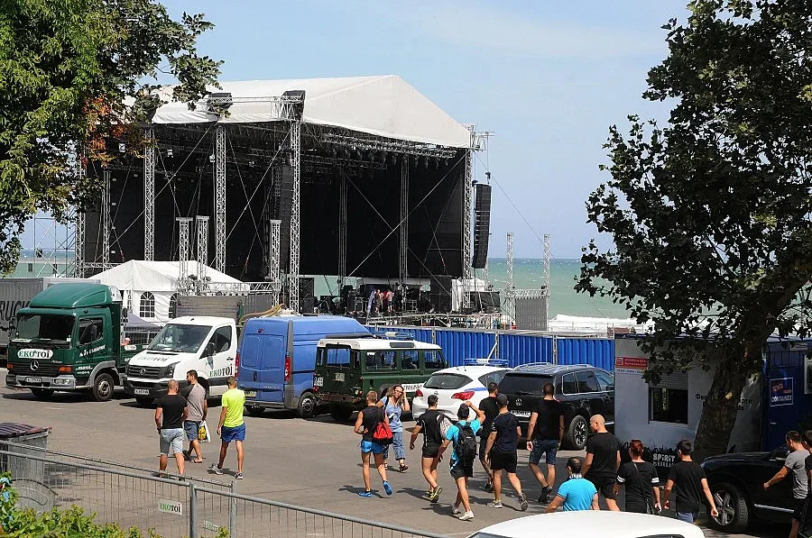 Данъчни проверяват концерти и събори