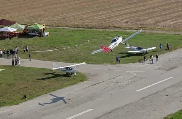 Кандидат-кмет лети със сина си в чест на родната авиация 