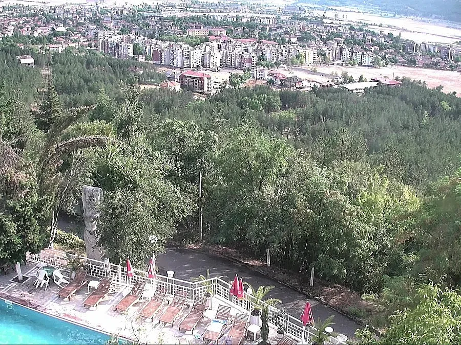 Кръстиха Нури Адалъ парка в Момчилград