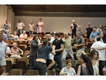 Бой в зала "Пленарна" във Варна заради футбола
