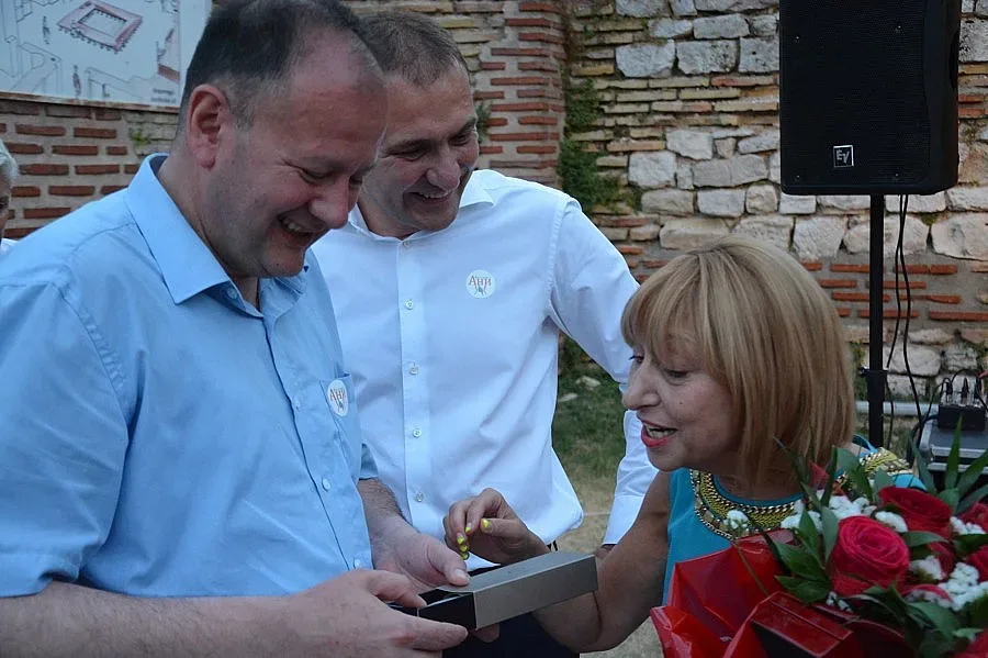 Миков пожела успех на проф.Анелия Клисарова