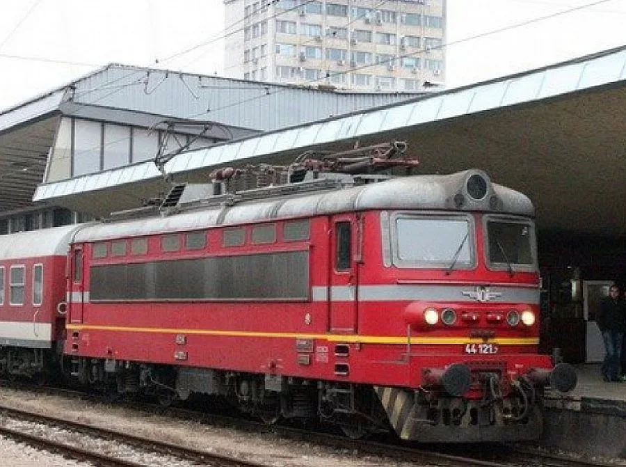 Влак блъсна мъж край Ветрен