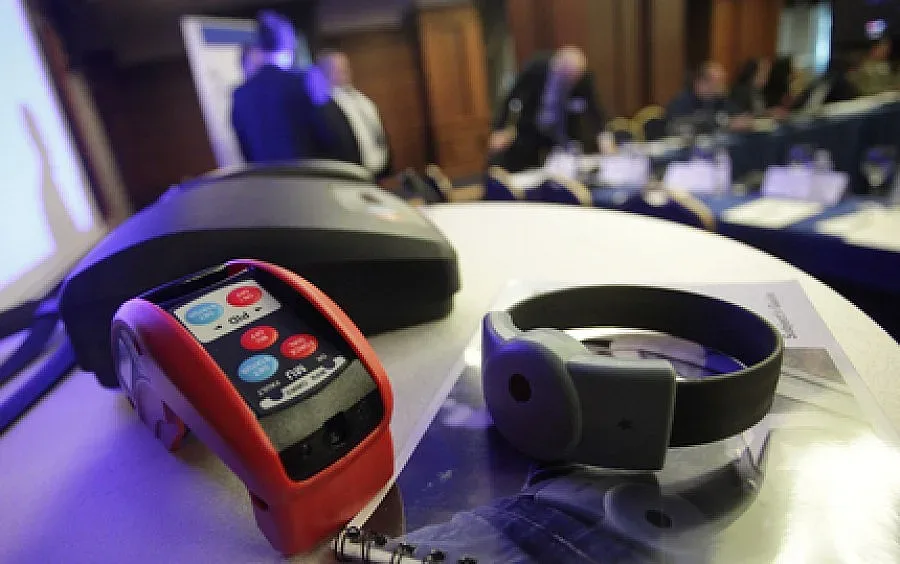 Сложиха е-гривни на петима осъдени