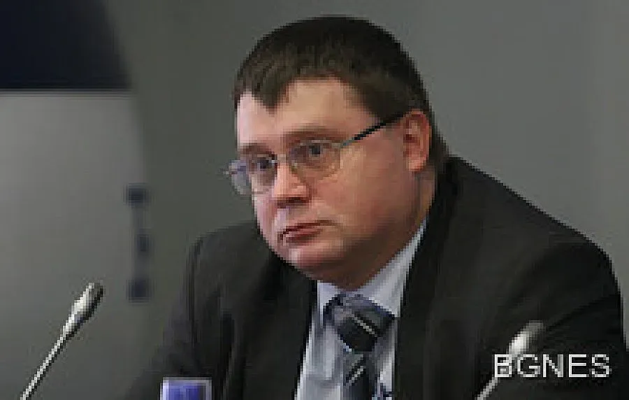 Няма как хора от къра да обслужват туристите