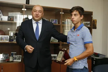 Красен Кралев награди шампиона Адриан Андреев