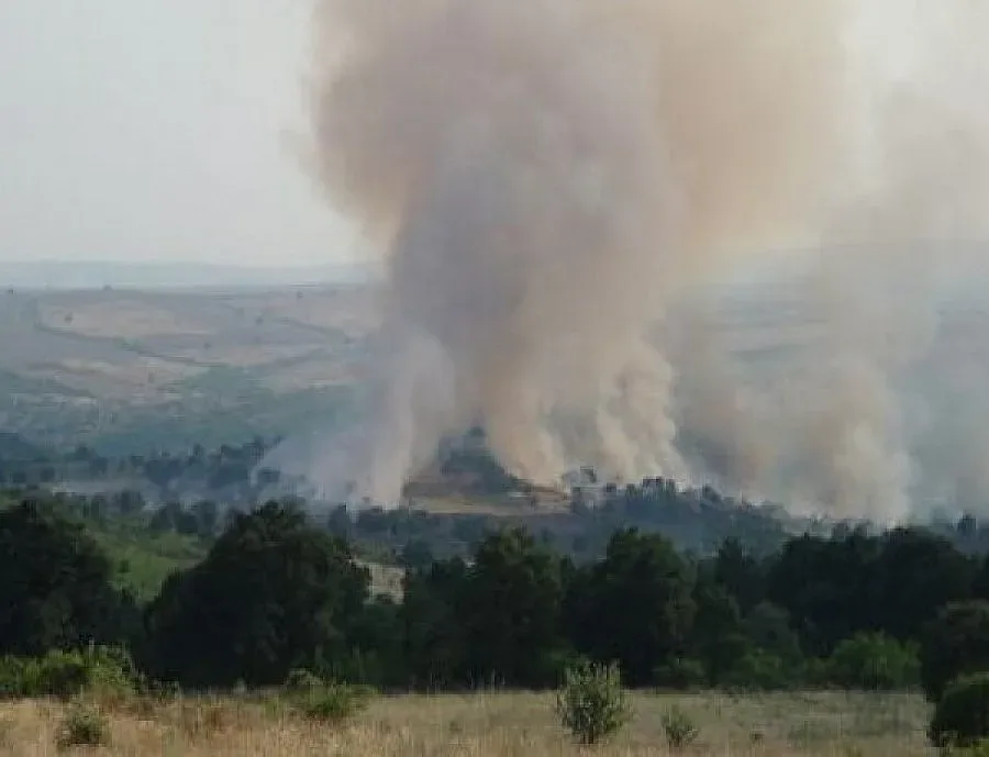Гасенето на пожара в Лесово продължава