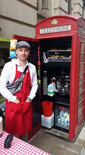 Телефонна будка прави кафе и наденици