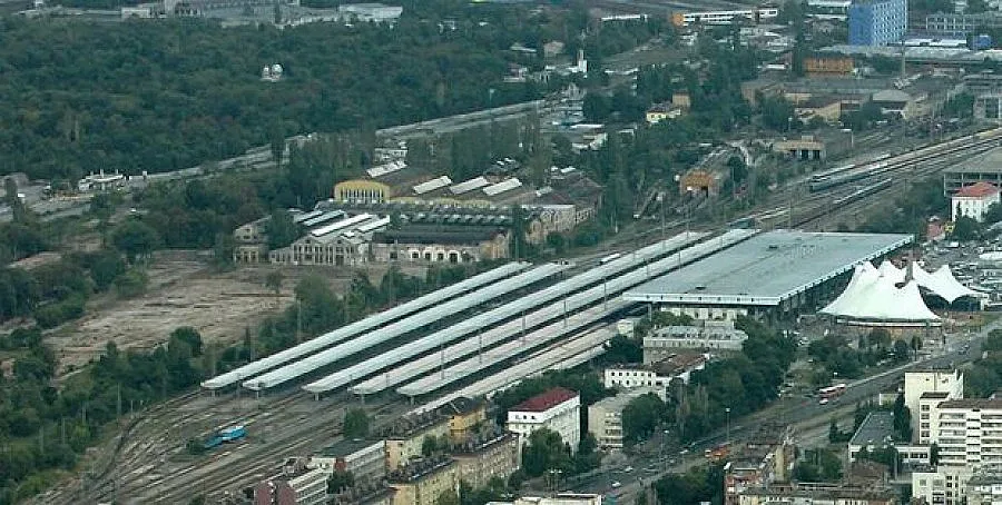 Испанци купили  терена до гарата