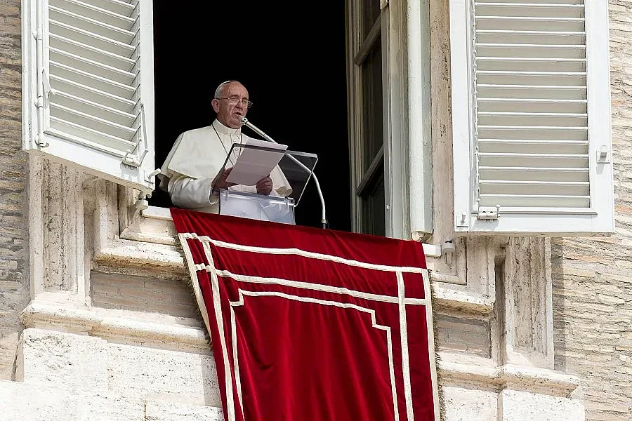 Ватикана осигурява душ и чисто бельо за бездомници