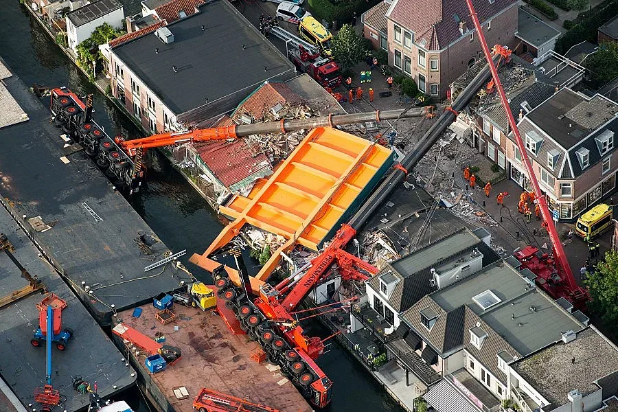 Кранове рухнаха върху сграда в Холандия (ВИДЕО)